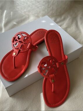 Tory Burch Coral Miller Cutout Leather Thong Sandals Size 8